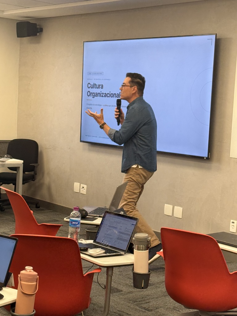Antonio Santos conduzindo a trilha de estratégia e cultura