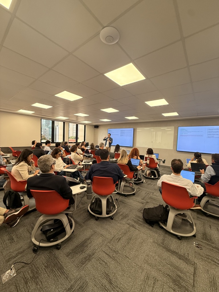 Sala cheia de empresários na imersão IA para Gestores